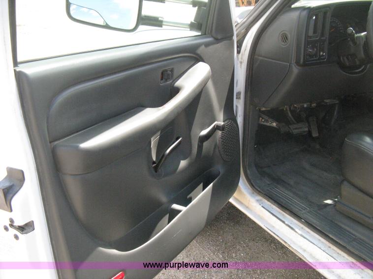 image for item B8120 2005 Chevrolet Silverado C3500 Extended Cab flatbed truck