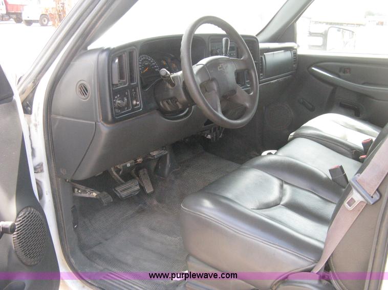 image for item B8120 2005 Chevrolet Silverado C3500 Extended Cab flatbed truck