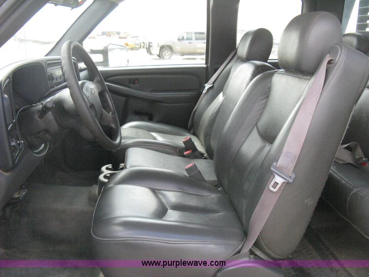 image for item B8120 2005 Chevrolet Silverado C3500 Extended Cab flatbed truck