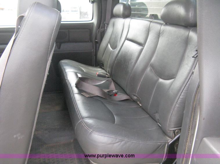 image for item B8120 2005 Chevrolet Silverado C3500 Extended Cab flatbed truck