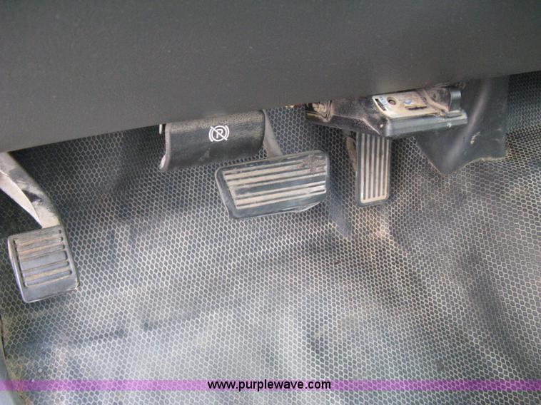 image for item B8120 2005 Chevrolet Silverado C3500 Extended Cab flatbed truck