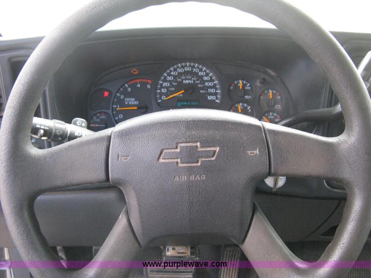 image for item B8120 2005 Chevrolet Silverado C3500 Extended Cab flatbed truck