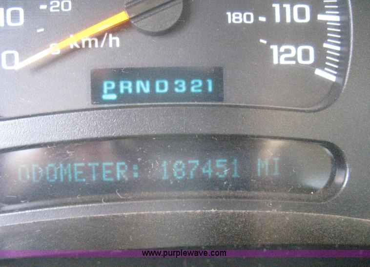 image for item B8120 2005 Chevrolet Silverado C3500 Extended Cab flatbed truck