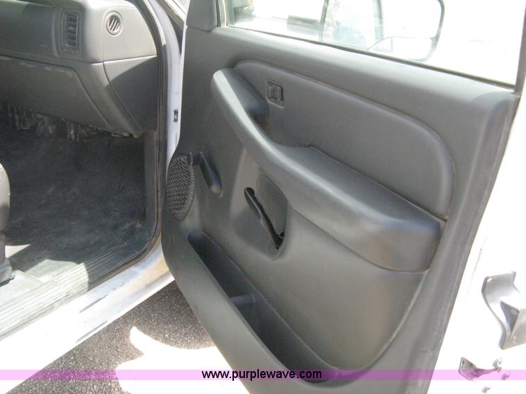 image for item B8120 2005 Chevrolet Silverado C3500 Extended Cab flatbed truck