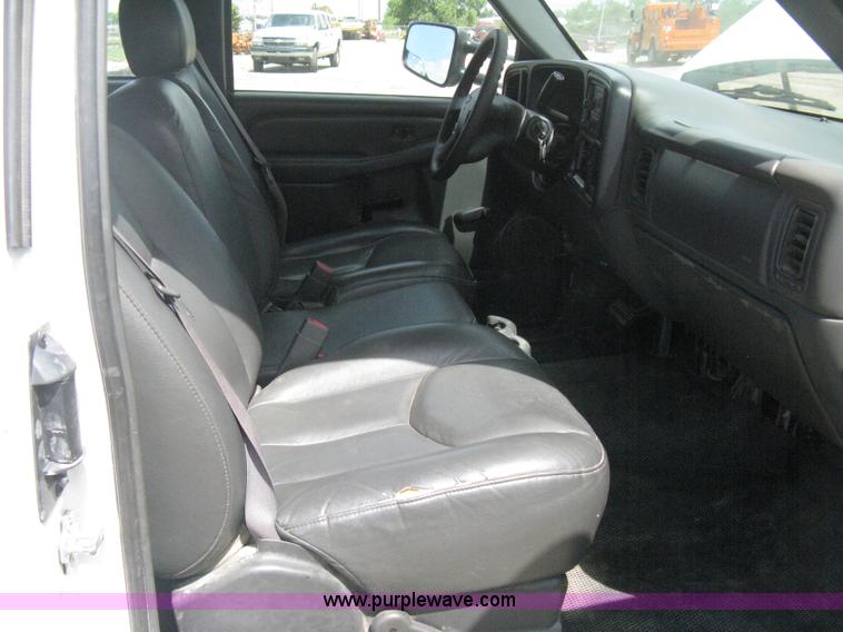 image for item B8120 2005 Chevrolet Silverado C3500 Extended Cab flatbed truck