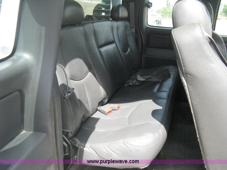 image for item B8120 2005 Chevrolet Silverado C3500 Extended Cab flatbed truck