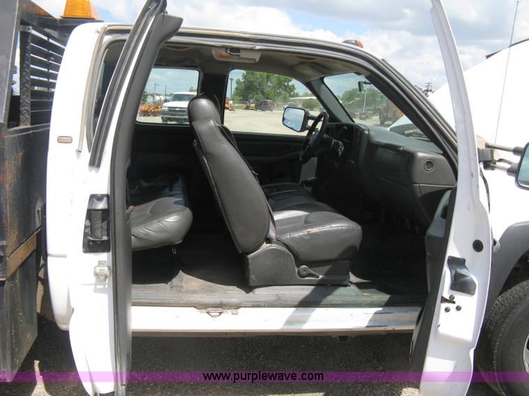 image for item B8120 2005 Chevrolet Silverado C3500 Extended Cab flatbed truck