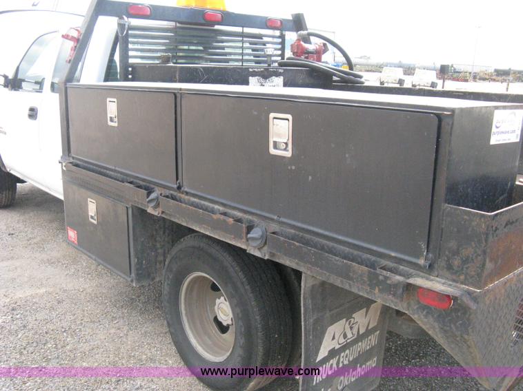 image for item B8120 2005 Chevrolet Silverado C3500 Extended Cab flatbed truck