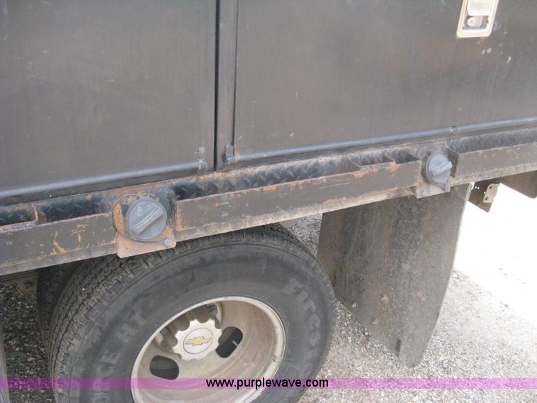 image for item B8120 2005 Chevrolet Silverado C3500 Extended Cab flatbed truck
