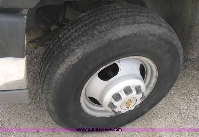 image for item B8120 2005 Chevrolet Silverado C3500 Extended Cab flatbed truck