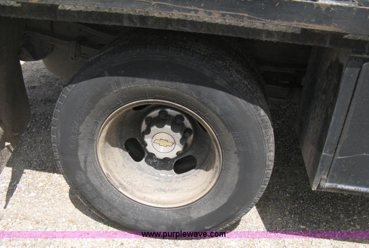 image for item B8120 2005 Chevrolet Silverado C3500 Extended Cab flatbed truck