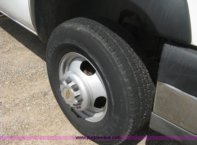 image for item B8120 2005 Chevrolet Silverado C3500 Extended Cab flatbed truck