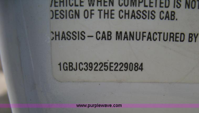 image for item B8120 2005 Chevrolet Silverado C3500 Extended Cab flatbed truck