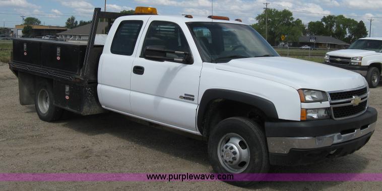image for item B8123 2007 Chevrolet Silverado C3500 Extended Cab flatbed truck