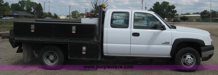 image for item B8123 2007 Chevrolet Silverado C3500 Extended Cab flatbed truck