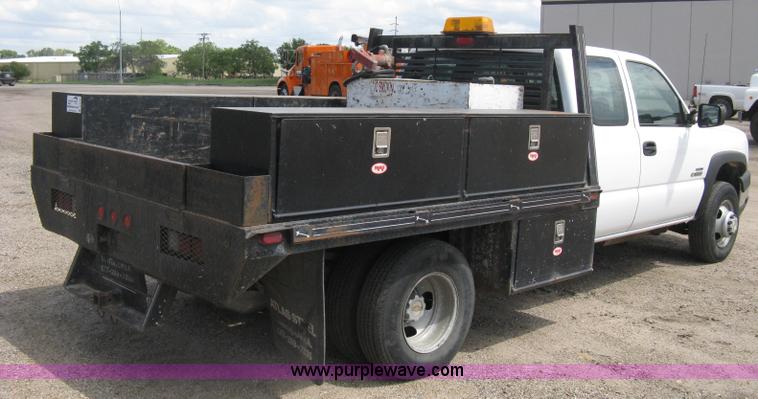 image for item B8123 2007 Chevrolet Silverado C3500 Extended Cab flatbed truck