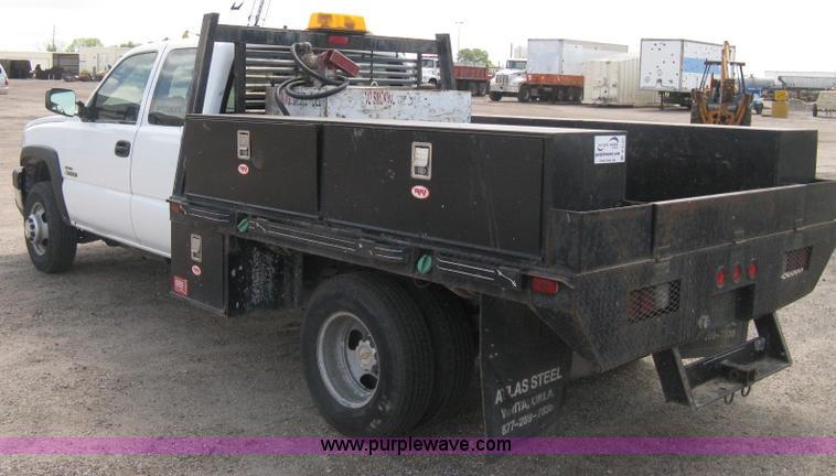 image for item B8123 2007 Chevrolet Silverado C3500 Extended Cab flatbed truck