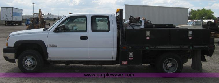 image for item B8123 2007 Chevrolet Silverado C3500 Extended Cab flatbed truck