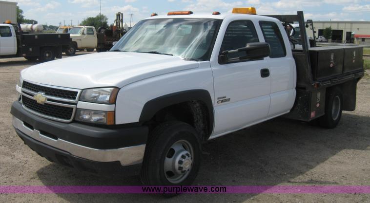 image for item B8123 2007 Chevrolet Silverado C3500 Extended Cab flatbed truck