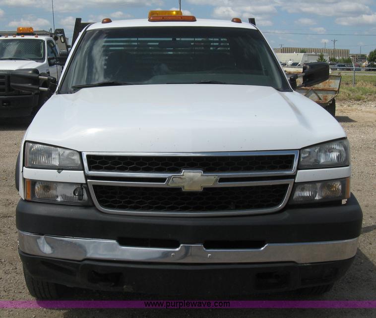 image for item B8123 2007 Chevrolet Silverado C3500 Extended Cab flatbed truck