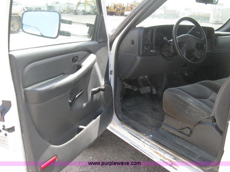 image for item B8123 2007 Chevrolet Silverado C3500 Extended Cab flatbed truck