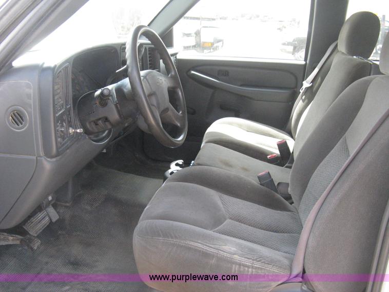 image for item B8123 2007 Chevrolet Silverado C3500 Extended Cab flatbed truck