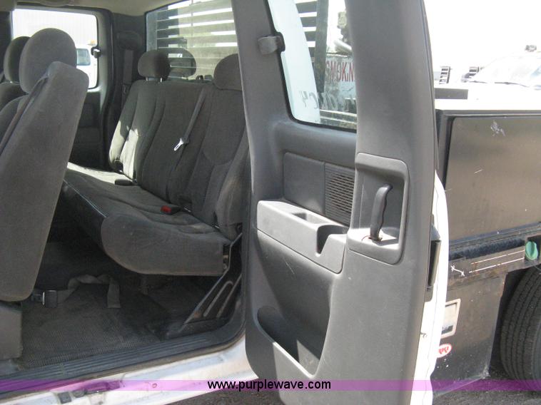 image for item B8123 2007 Chevrolet Silverado C3500 Extended Cab flatbed truck