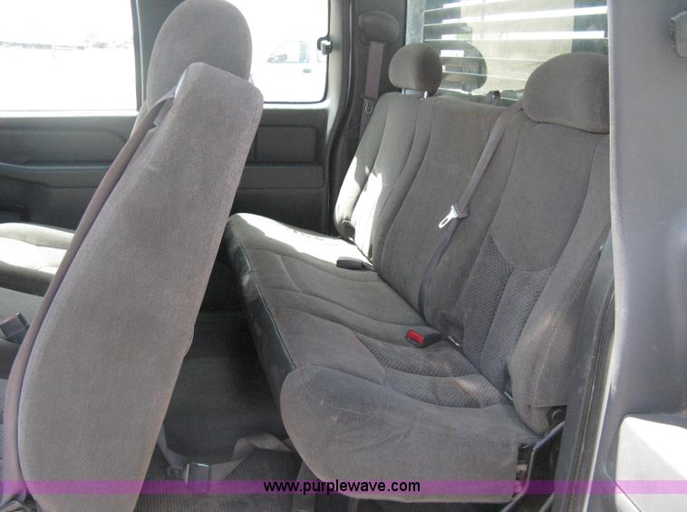 image for item B8123 2007 Chevrolet Silverado C3500 Extended Cab flatbed truck