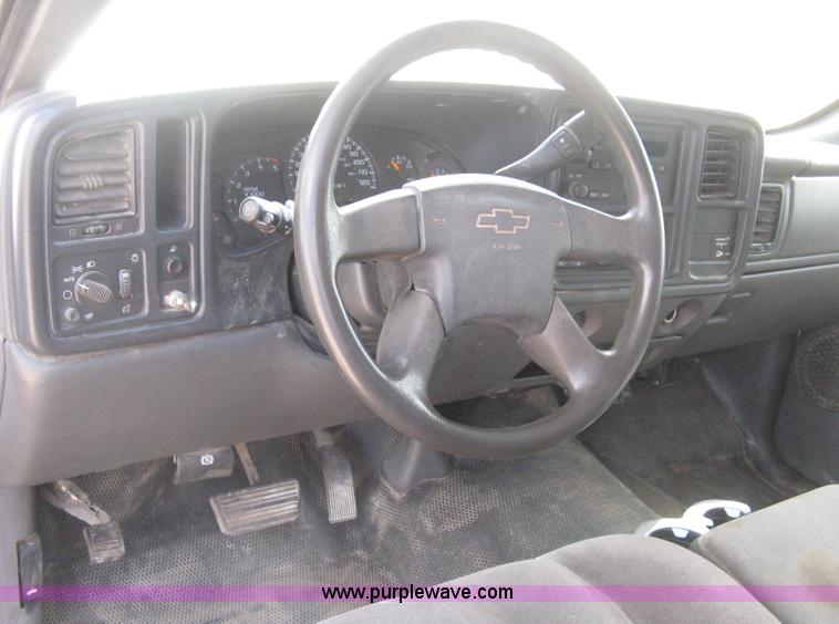 image for item B8123 2007 Chevrolet Silverado C3500 Extended Cab flatbed truck