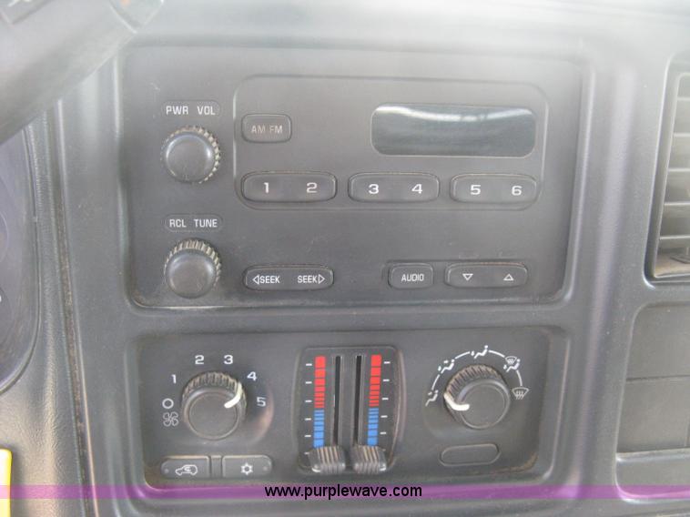 image for item B8123 2007 Chevrolet Silverado C3500 Extended Cab flatbed truck