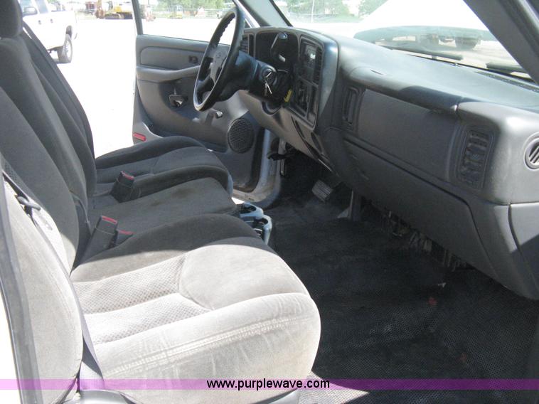 image for item B8123 2007 Chevrolet Silverado C3500 Extended Cab flatbed truck