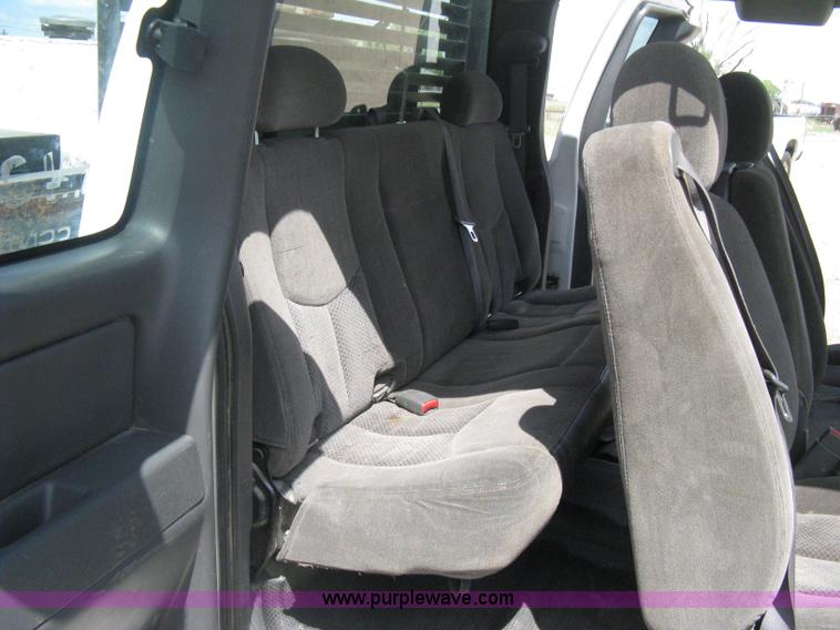 image for item B8123 2007 Chevrolet Silverado C3500 Extended Cab flatbed truck