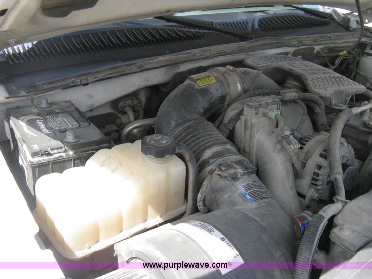 image for item B8123 2007 Chevrolet Silverado C3500 Extended Cab flatbed truck