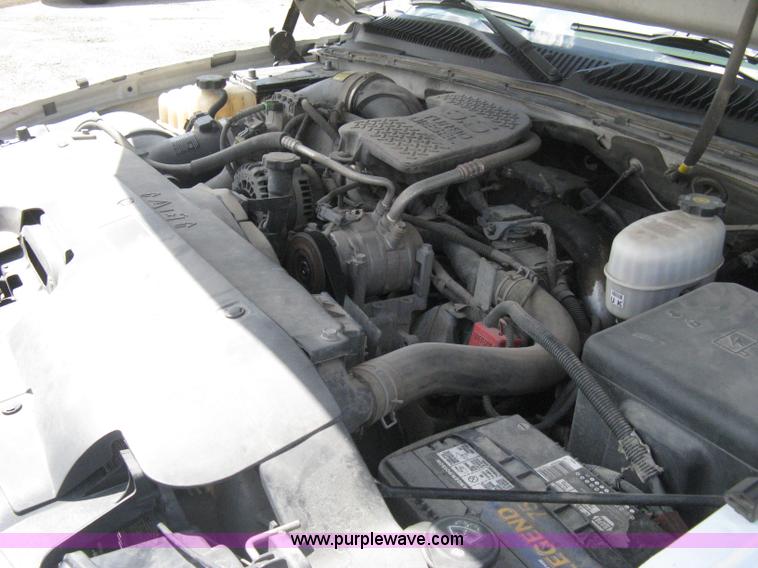 image for item B8123 2007 Chevrolet Silverado C3500 Extended Cab flatbed truck