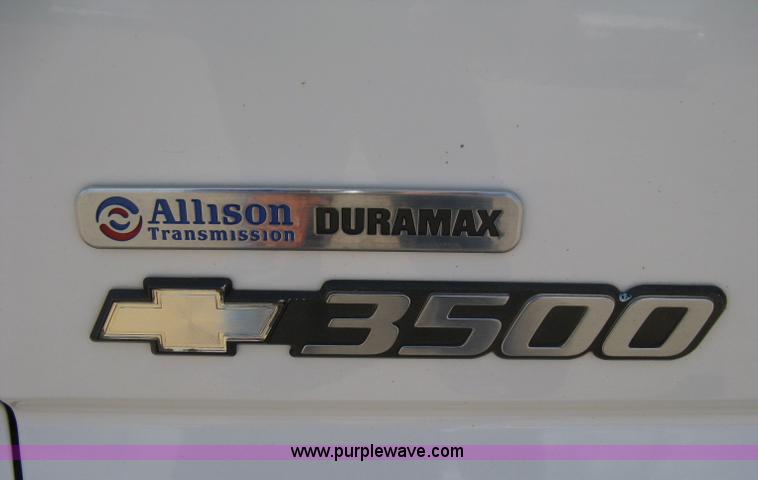 image for item B8123 2007 Chevrolet Silverado C3500 Extended Cab flatbed truck