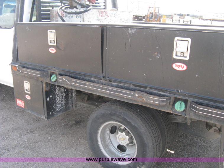 image for item B8123 2007 Chevrolet Silverado C3500 Extended Cab flatbed truck