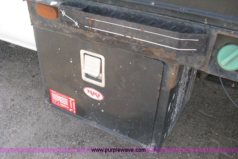 image for item B8123 2007 Chevrolet Silverado C3500 Extended Cab flatbed truck