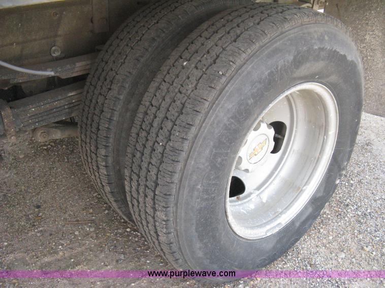 image for item B8123 2007 Chevrolet Silverado C3500 Extended Cab flatbed truck