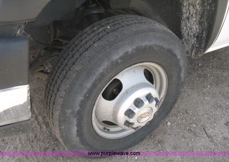 image for item B8123 2007 Chevrolet Silverado C3500 Extended Cab flatbed truck