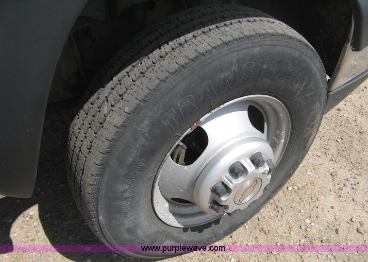 image for item B8123 2007 Chevrolet Silverado C3500 Extended Cab flatbed truck