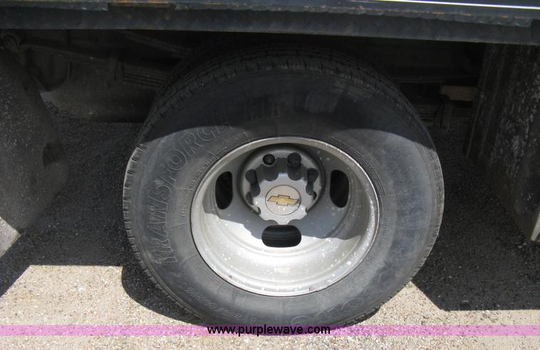 image for item B8123 2007 Chevrolet Silverado C3500 Extended Cab flatbed truck