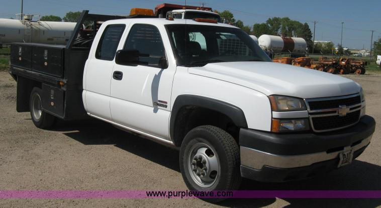 image for item B8265 2006 Chevrolet Silverado C3500 flatbed pickup truck