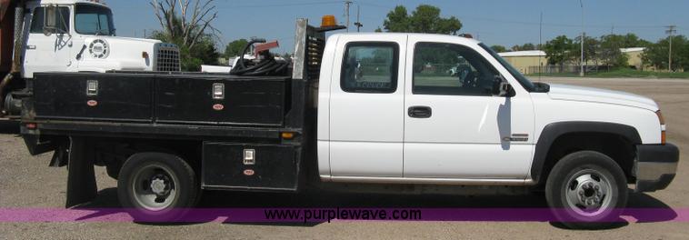 image for item B8265 2006 Chevrolet Silverado C3500 flatbed pickup truck