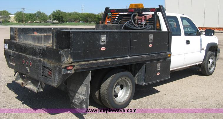 image for item B8265 2006 Chevrolet Silverado C3500 flatbed pickup truck
