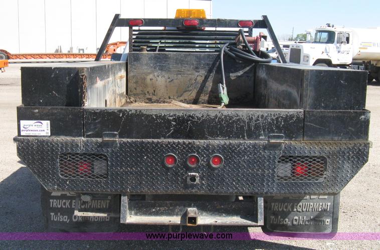 image for item B8265 2006 Chevrolet Silverado C3500 flatbed pickup truck