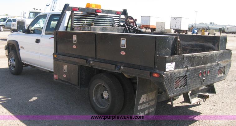 image for item B8265 2006 Chevrolet Silverado C3500 flatbed pickup truck