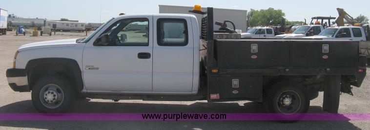 image for item B8265 2006 Chevrolet Silverado C3500 flatbed pickup truck