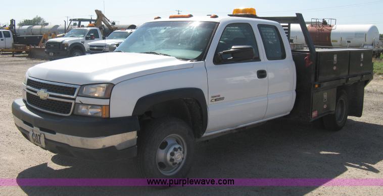 image for item B8265 2006 Chevrolet Silverado C3500 flatbed pickup truck