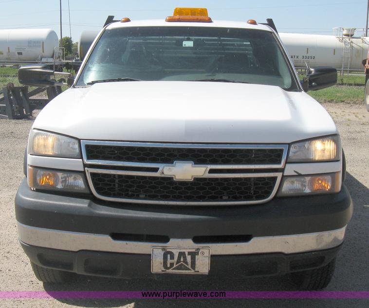 image for item B8265 2006 Chevrolet Silverado C3500 flatbed pickup truck