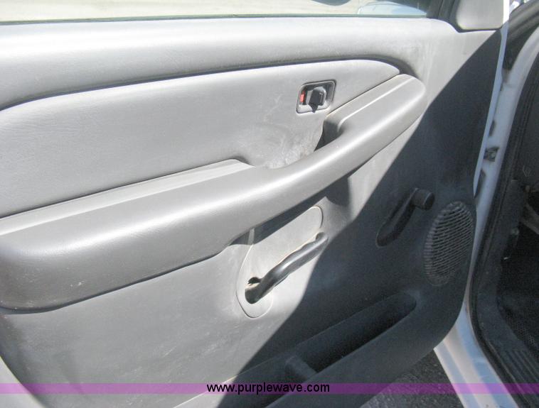 image for item B8265 2006 Chevrolet Silverado C3500 flatbed pickup truck